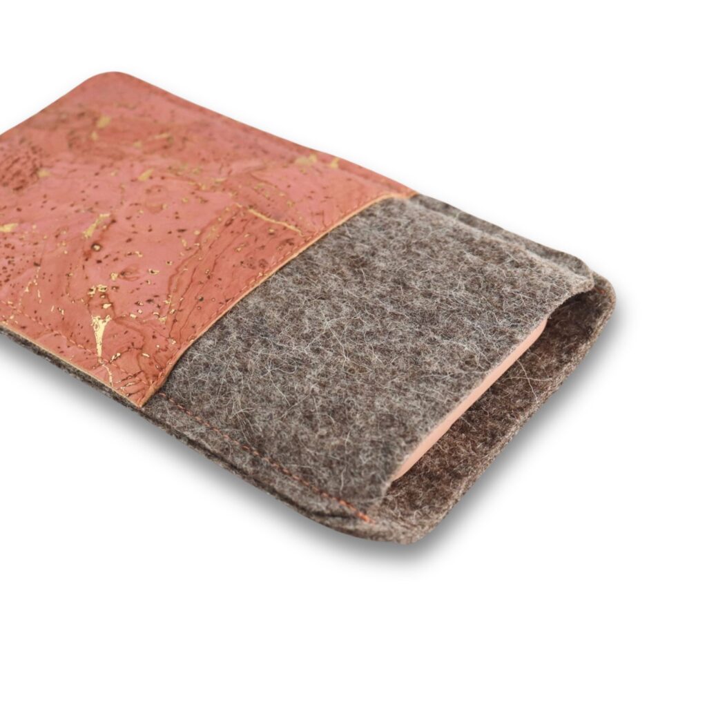 Handgemachte Handytasche aus Filz und korallfarbenem Kork mit Goldmuster, Ansicht von schräg oben