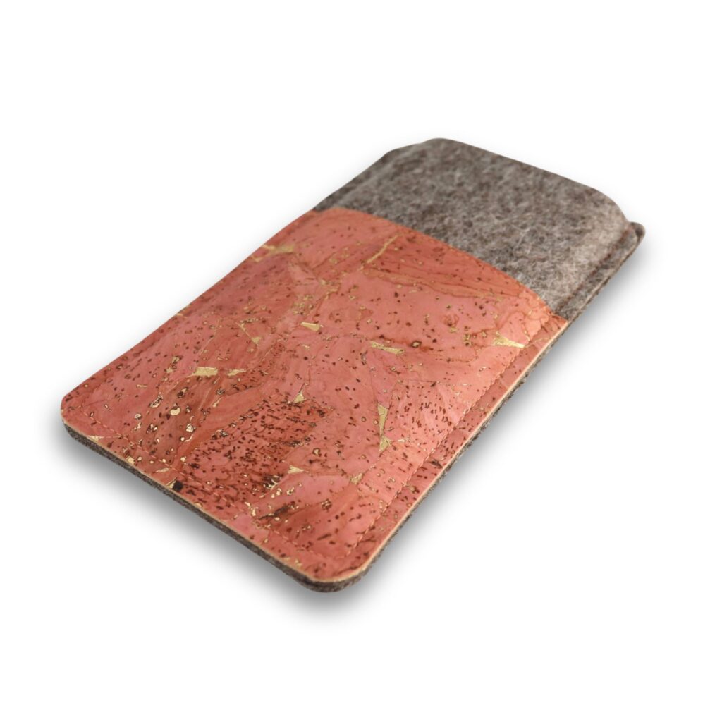 Handgemachte Handytasche aus Filz und korallfarbenem Kork mit Goldmuster, seitlich von unten