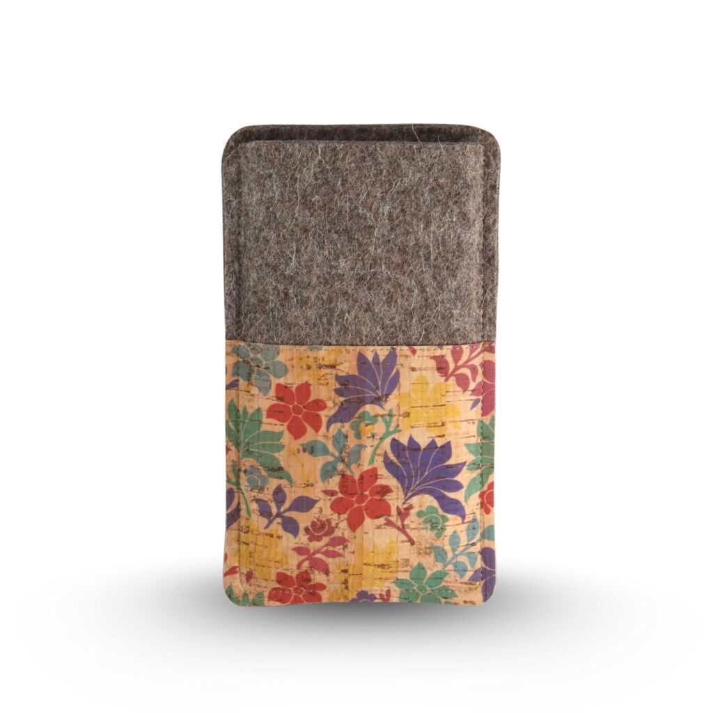 Handytasche aus Filz und Kork mit bunten Blumen