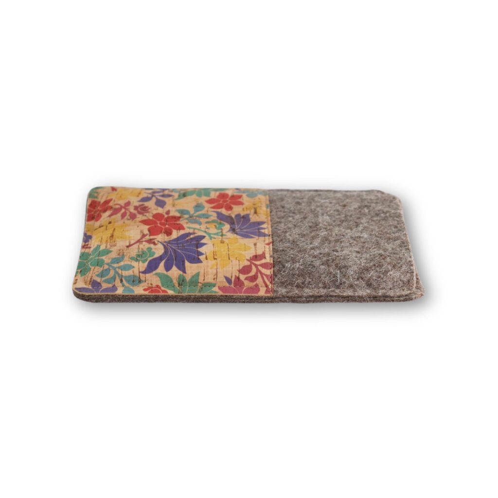 iPhone 15 / 15 Pro Filzhülle mit Kork - Blumenprint - handmade