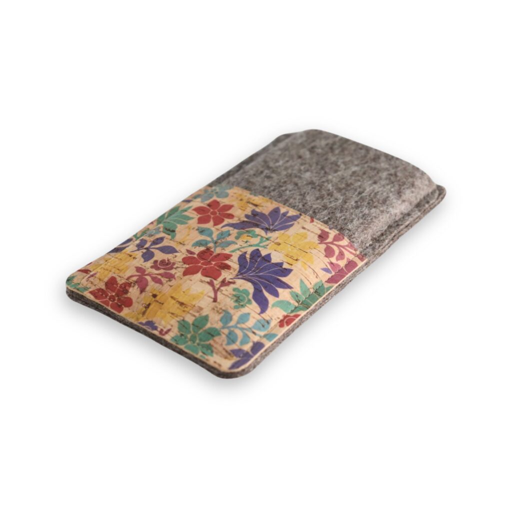 iPhone 15 / 15 Pro Filzhülle mit Kork - Blumenprint - handmade