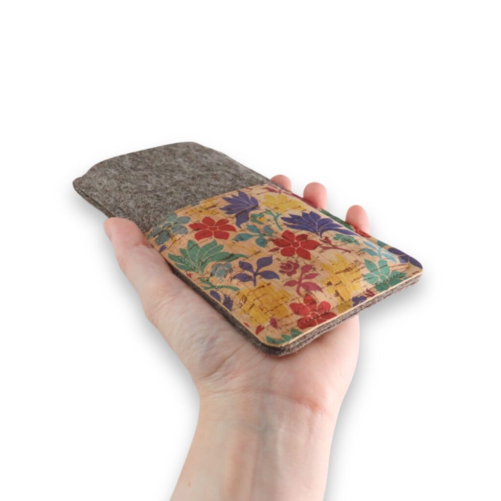 iPhone 15 / 15 Pro Filzhülle mit Kork - Blumenprint - handmade