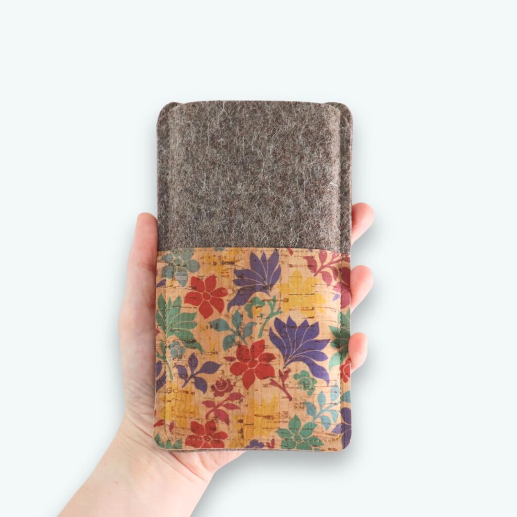 Handyhüllen aus Filz und Kork - maßgeschneidert & handgemacht 1 Handyhülle aus Filz und Kork mit bunten Blumen