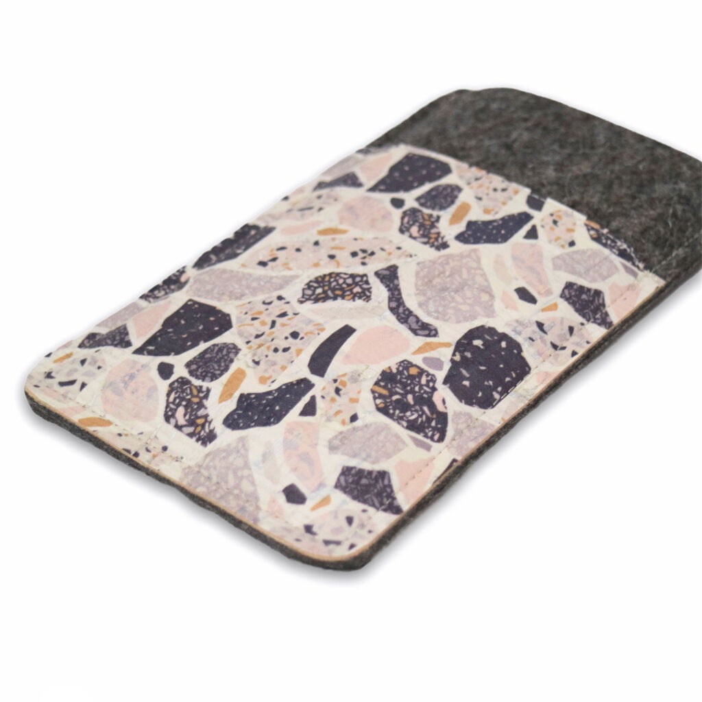 Handytasche aus Kork und Filz, Terrazzo-Muster