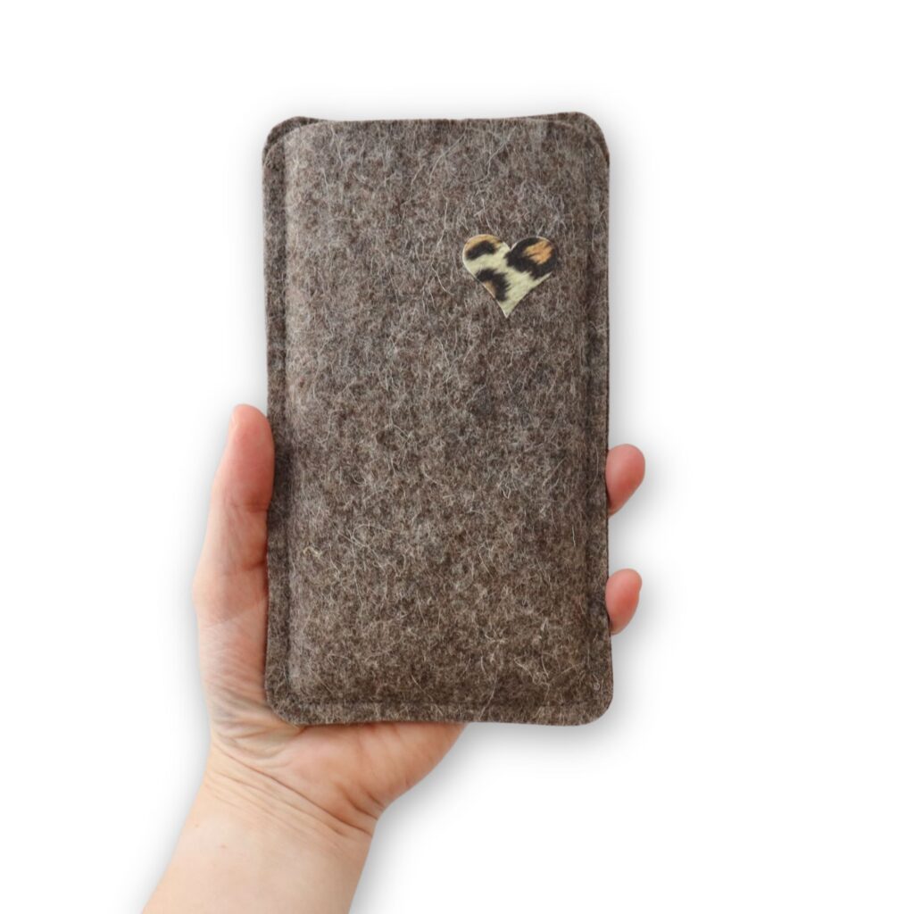 Die Kunst der Einfachheit: Handyhüllen aus Filz mit Charakter 7 Filz Handytasche mit Leo-Herz