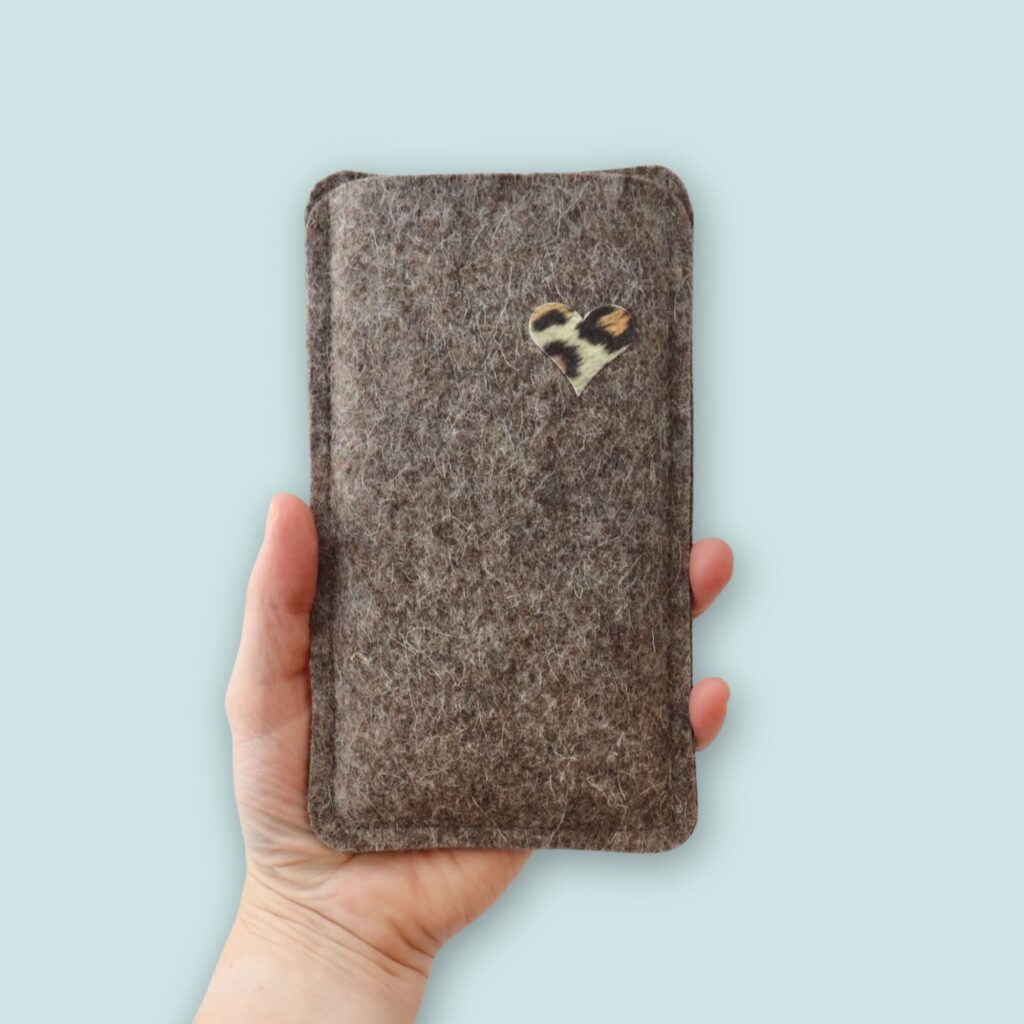 Handyhüllen aus Filz und Kork - maßgeschneidert & handgemacht 4 832 Leo Herz