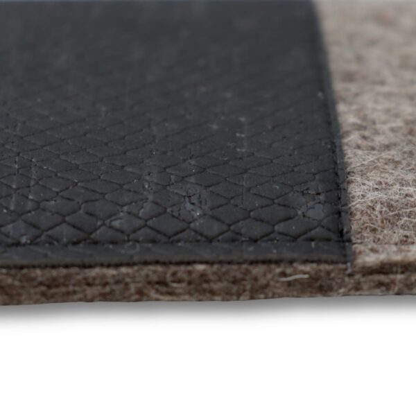 Filz Handytasche mit schwarzem Kork mit Schlangenprägung, Detailansicht