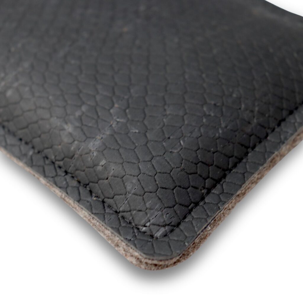 Filz Handytasche mit geprägtem Kork - Schlangenmuster - für iPhone 17