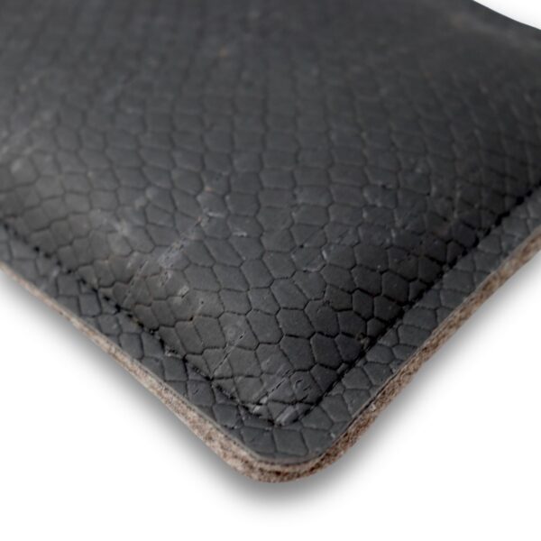 Filz Handytasche mit geprägtem Kork - Schlangenmuster - für iPhone 16