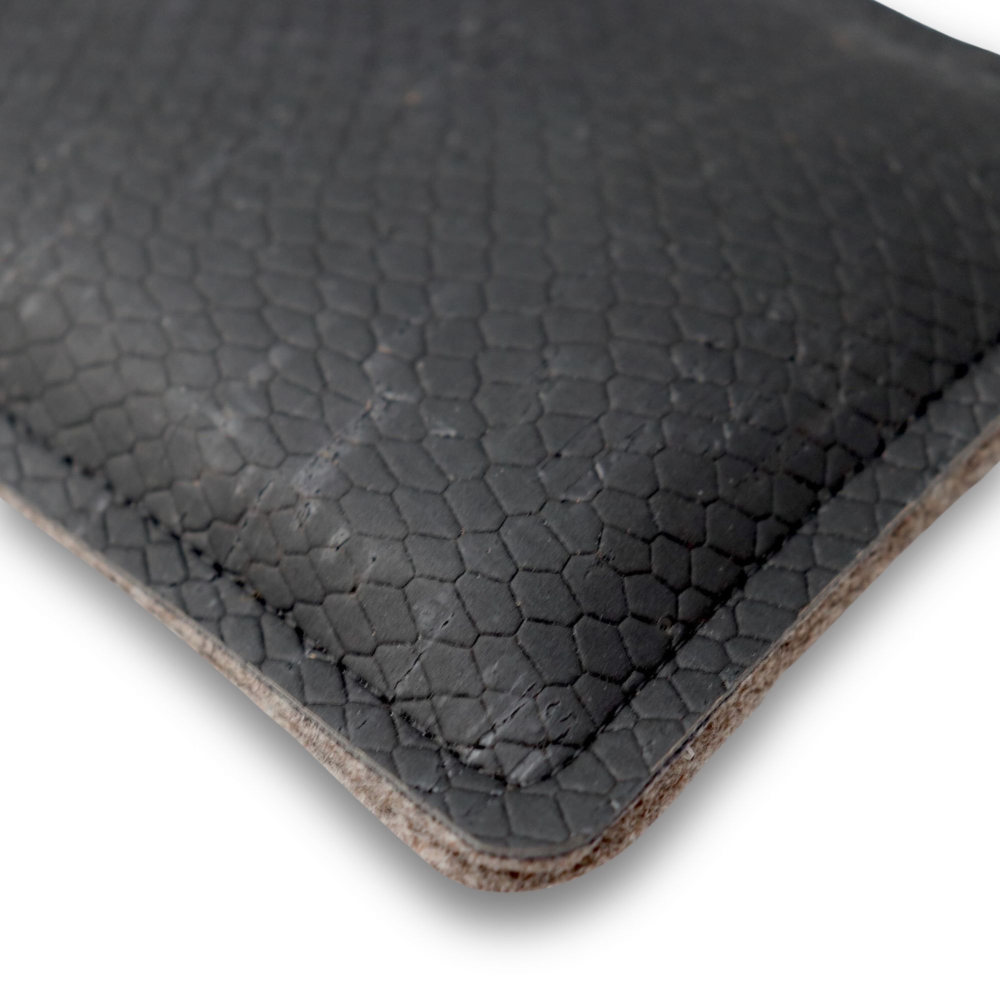 Filz Handytasche mit geprägtem Kork - Schlangenmuster - für iPhone 14 und 14 Pro – Bild 3