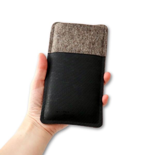 Filz Handytasche mit schwarzem Kork mit Schlangenprägung, in einer Hand gehalten