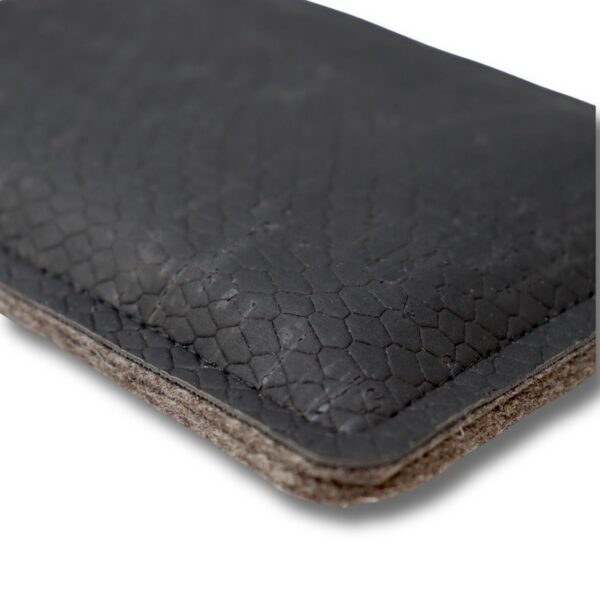 Filz Handytasche mit schwarzem Kork mit Schlangenprägung, Detailansicht