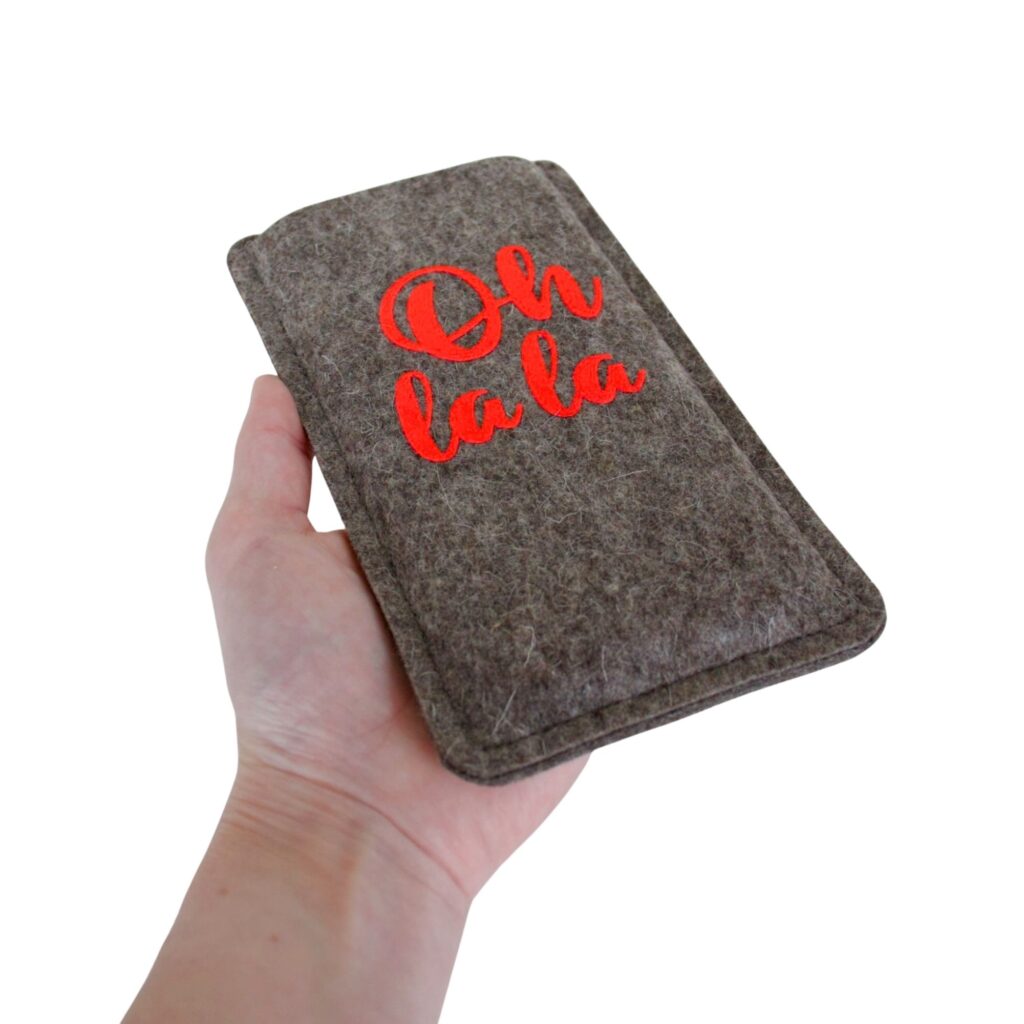 Handyhülle aus Filz mit Print Oh la la