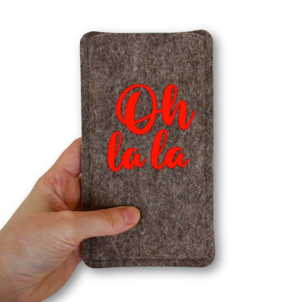 Handyhülle aus Filz mit Print Oh la la