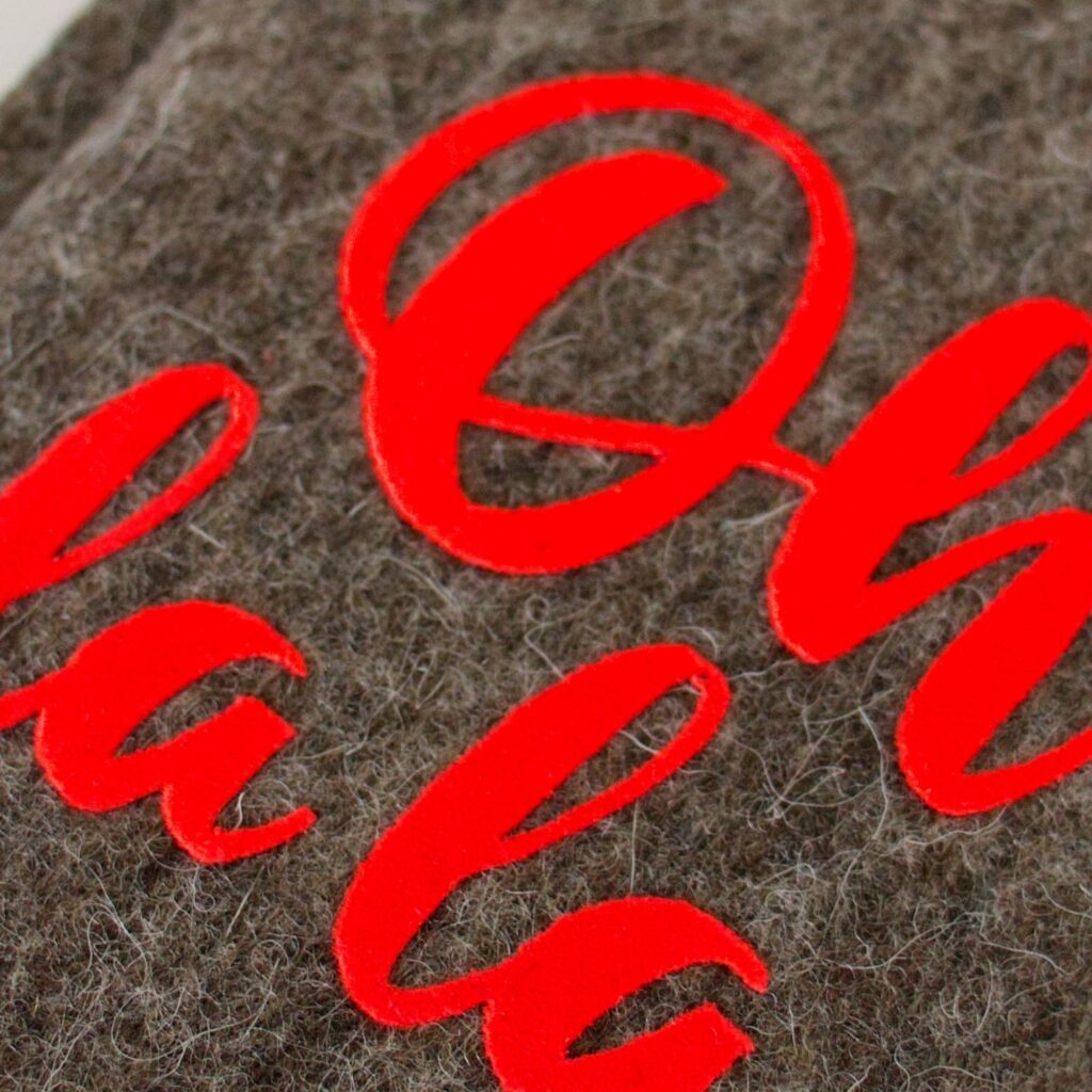 Handyhülle aus Filz mit Print Oh la la