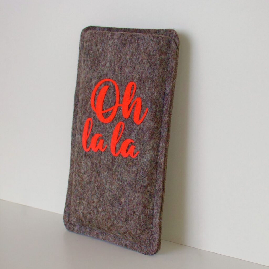 Handyhülle aus Filz mit Print Oh la la