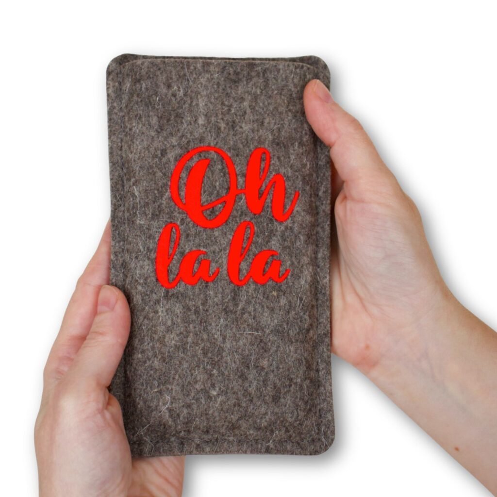 Handyhülle aus Filz mit Print Oh la la