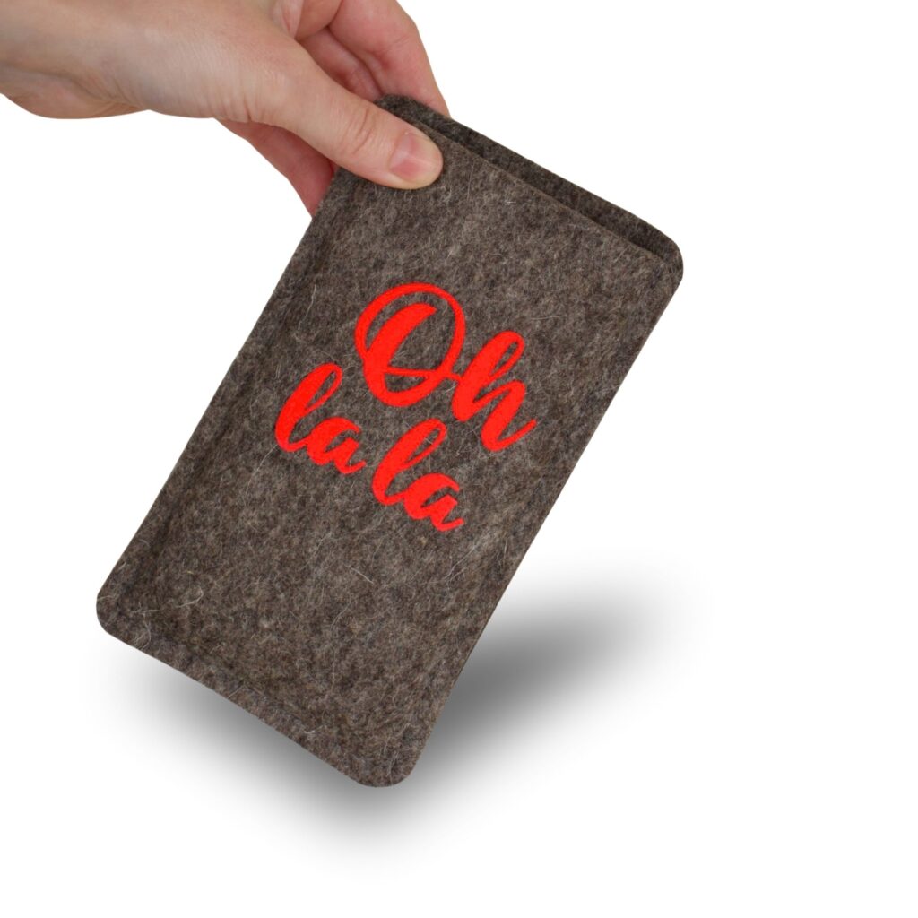 Handyhülle aus Filz mit Print Oh la la