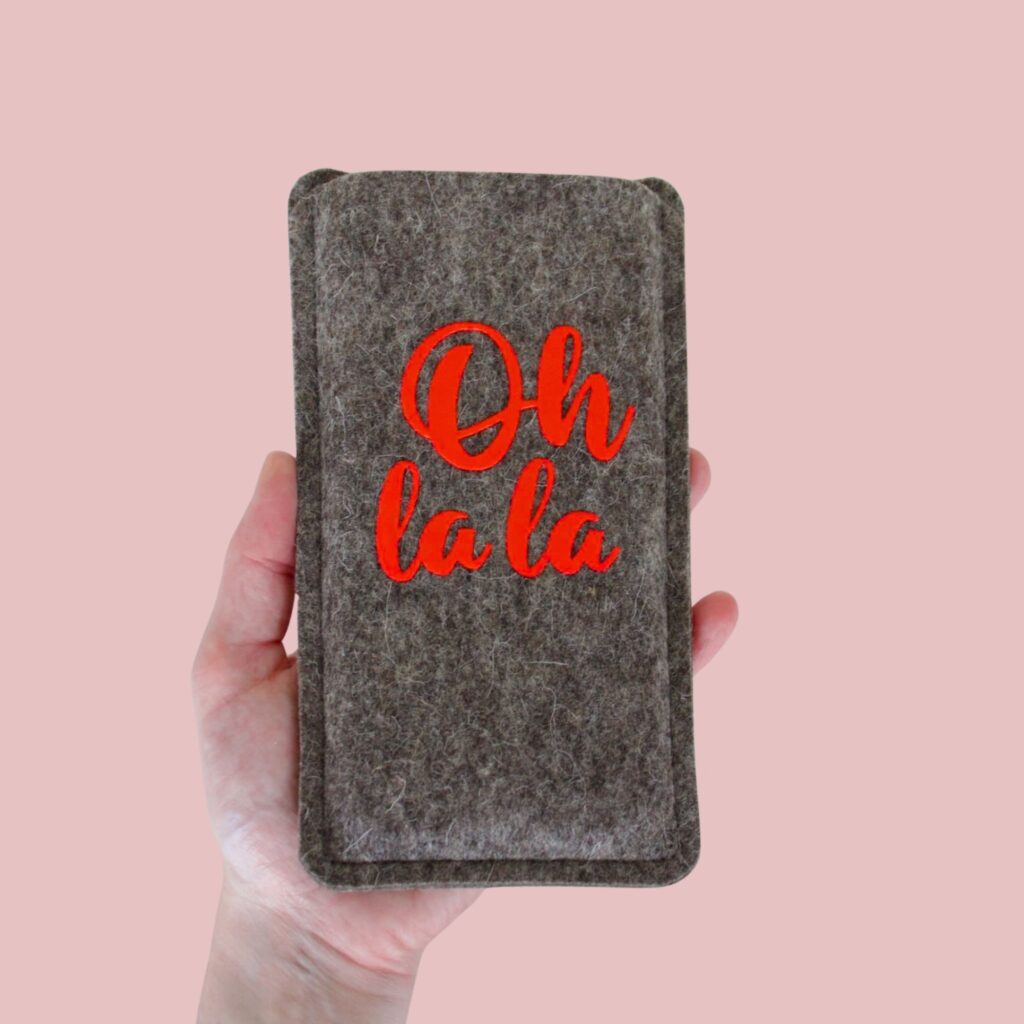 Handyhülle aus Filz mit rotem Print „Oh la la", handgemacht