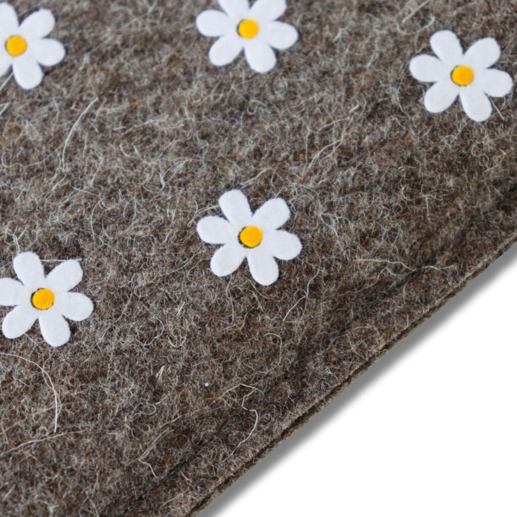 Handyhülle aus Filz mit Gänseblümchen, Detailansicht