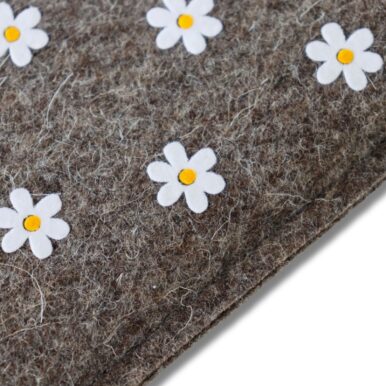 Handyhülle aus Filz mit Gänseblümchen, Detailansicht