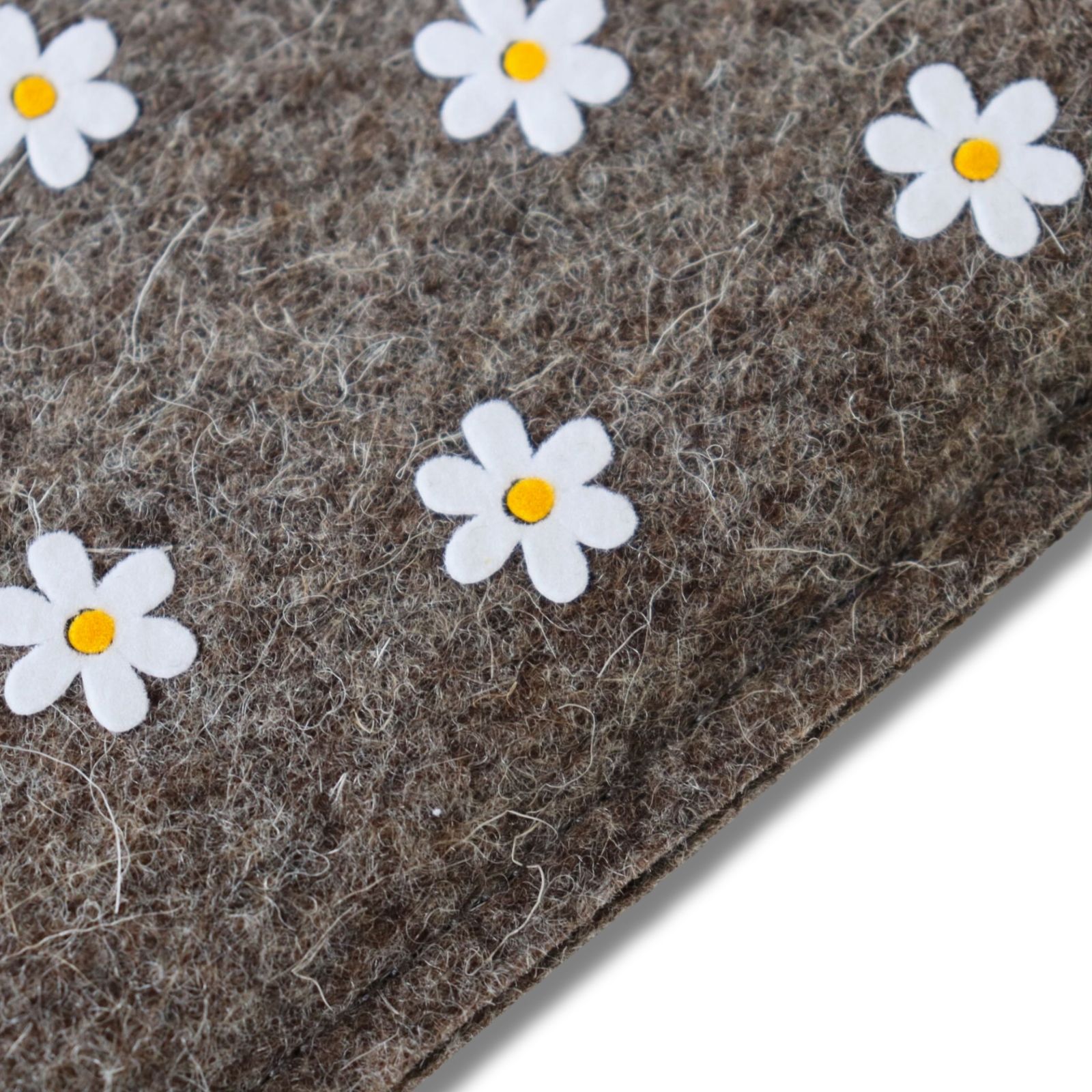 Handyhülle aus Filz mit Gänseblümchen, Detailansicht