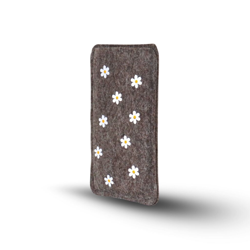 Handyhülle aus Filz mit Gänseblümchen, seitliche Ansicht