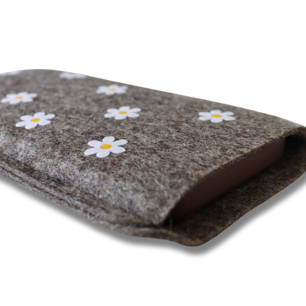 Handyhülle aus Filz mit Gänseblümchen, liegend