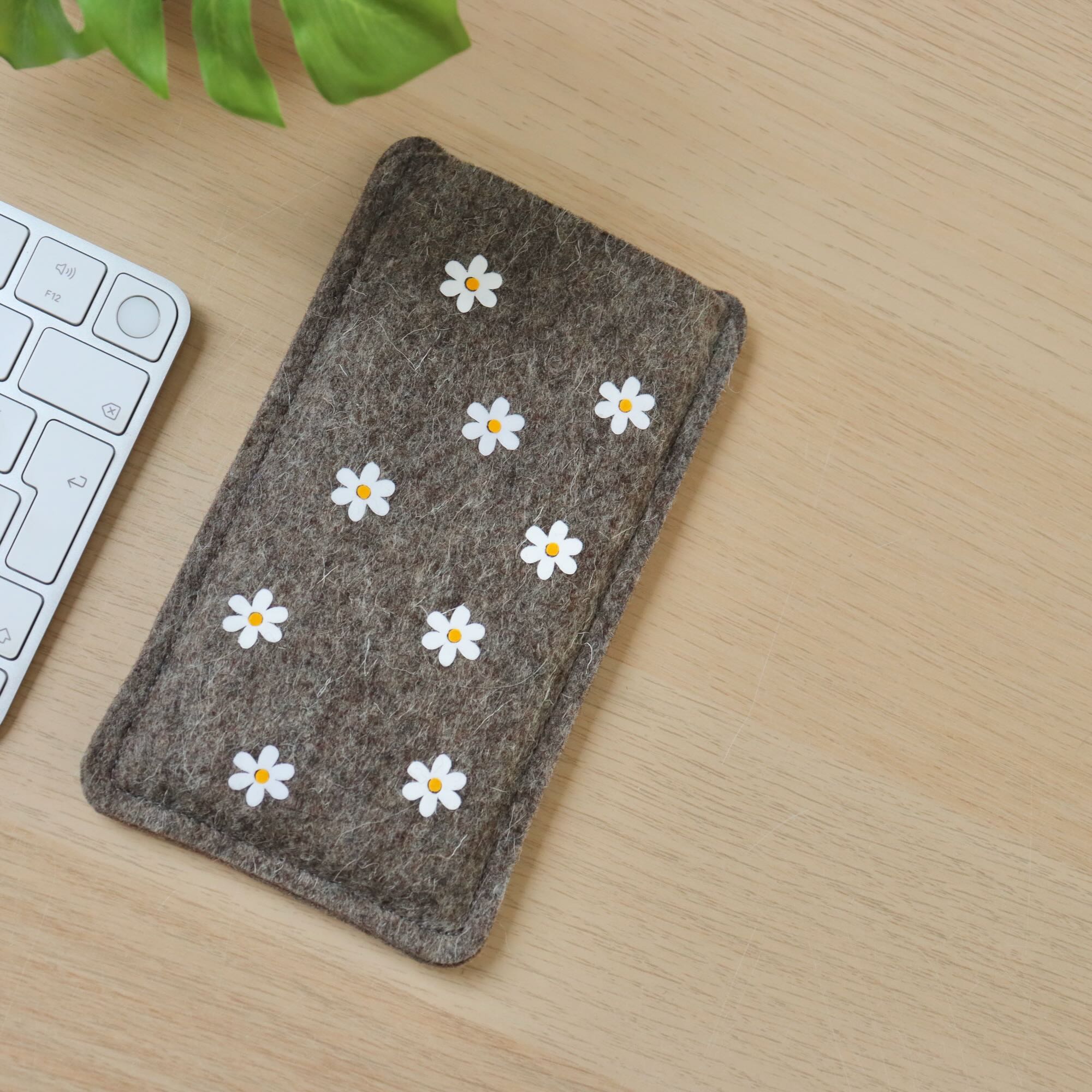 Handyhülle aus Filz mit Gänseblümchen-Print - für iPhone 14 – Bild 3