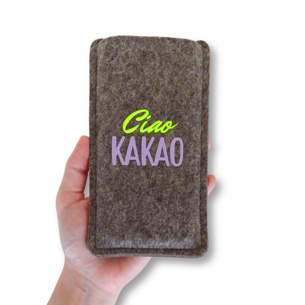 Handytasche aus grauem Filz mit Print "Ciao Kakao"