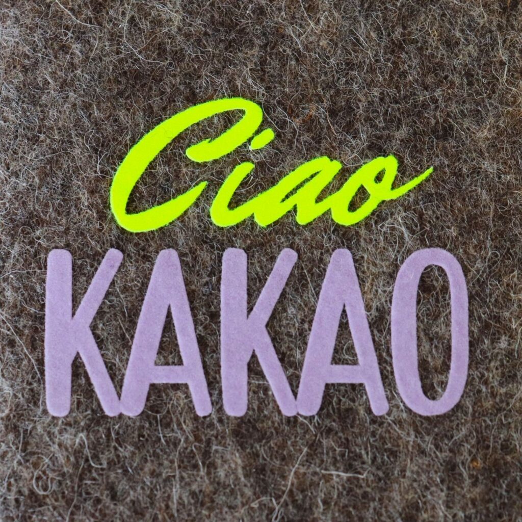 Handytasche aus grauem Filz mit Print "Ciao Kakao", Detailansicht des Schriftzugs