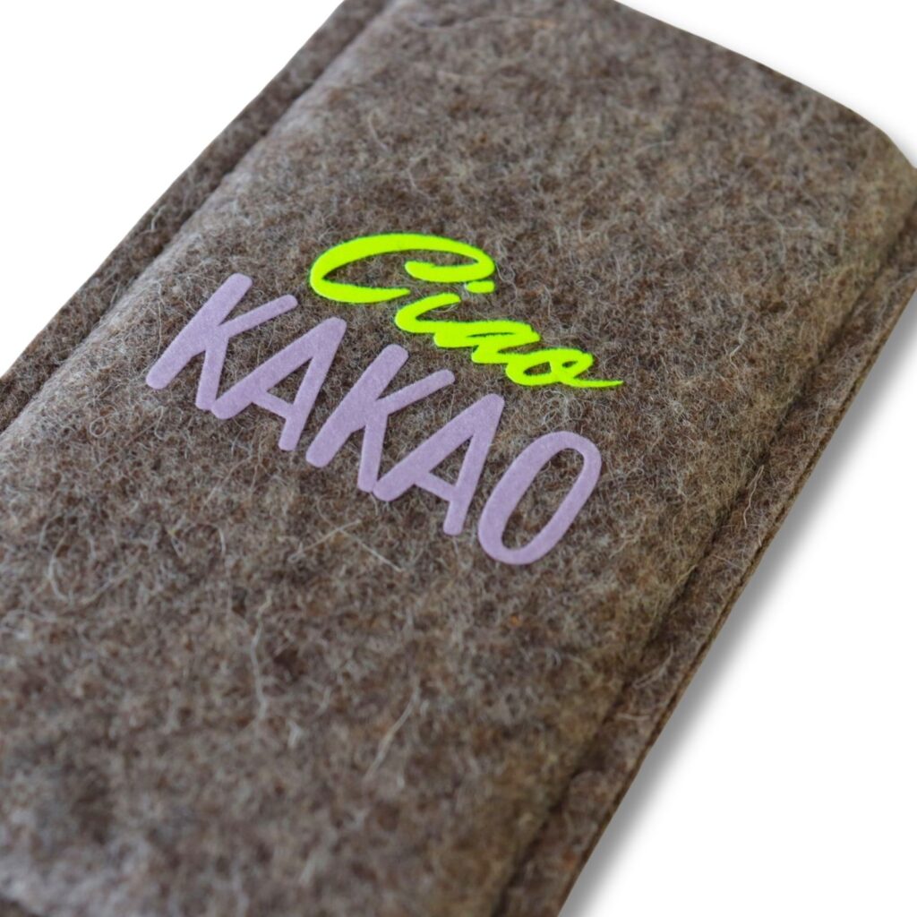 Handytasche aus grauem Filz mit Print "Ciao Kakao"