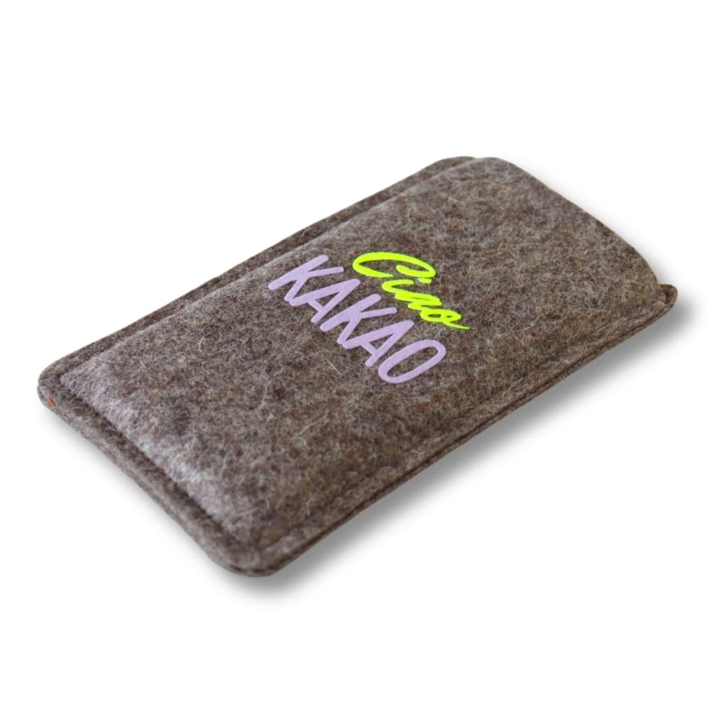 Handytasche aus grauem Filz mit Print "Ciao Kakao"