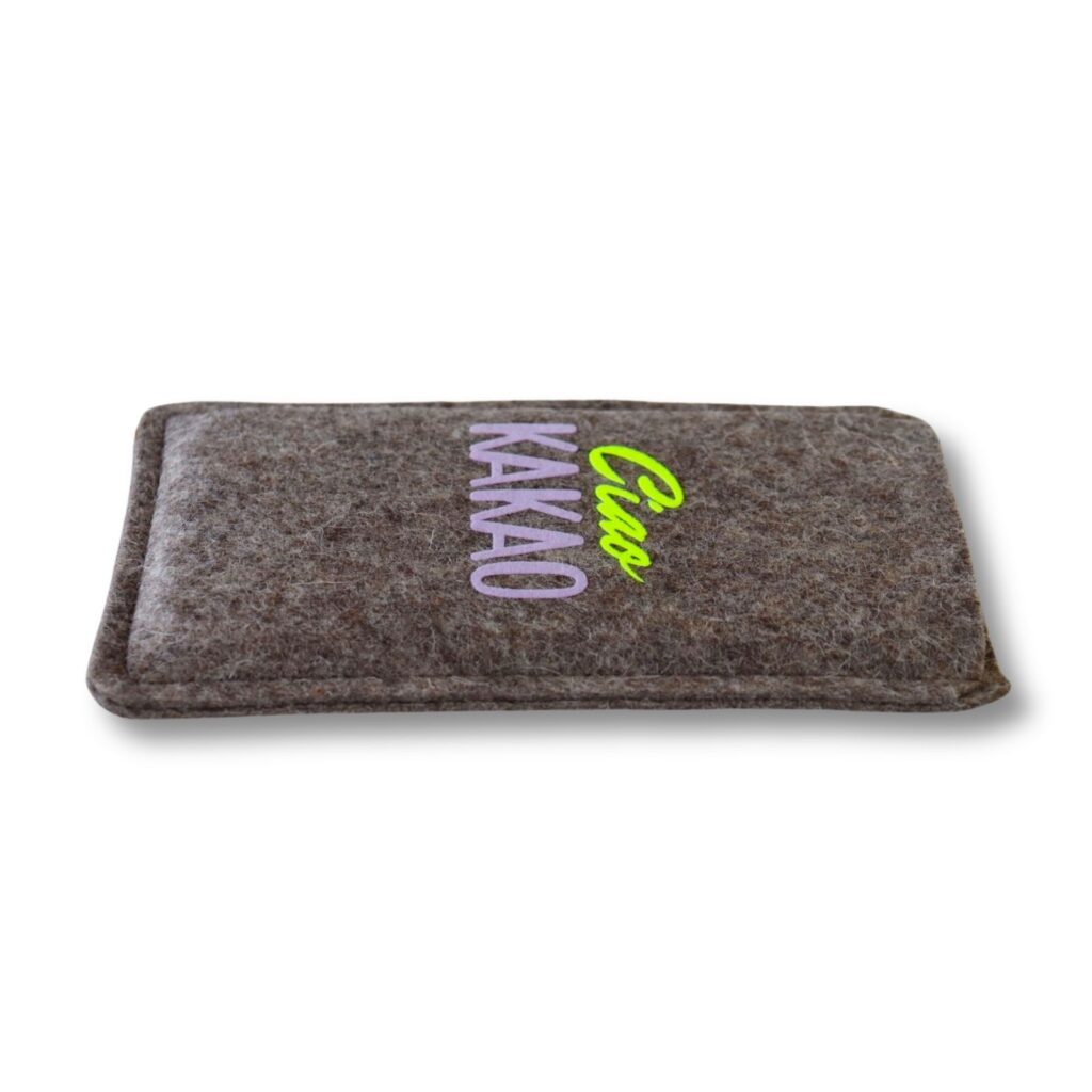 Handytasche aus grauem Filz mit Print "Ciao Kakao", seitliche Ansicht