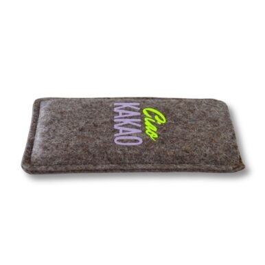 Handytasche aus grauem Filz mit Print "Ciao Kakao", seitliche Ansicht