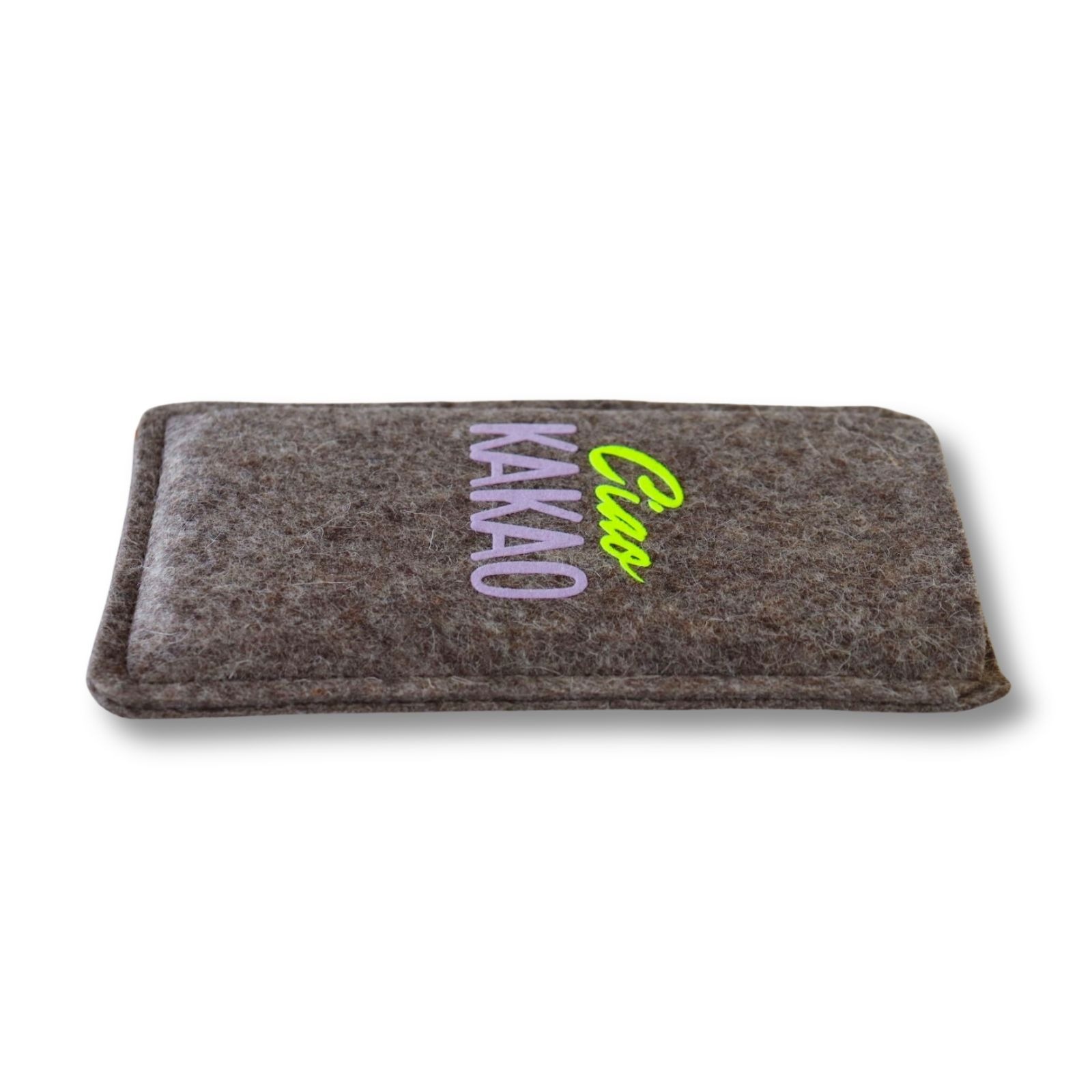 Handytasche aus grauem Filz mit Print "Ciao Kakao", seitliche Ansicht