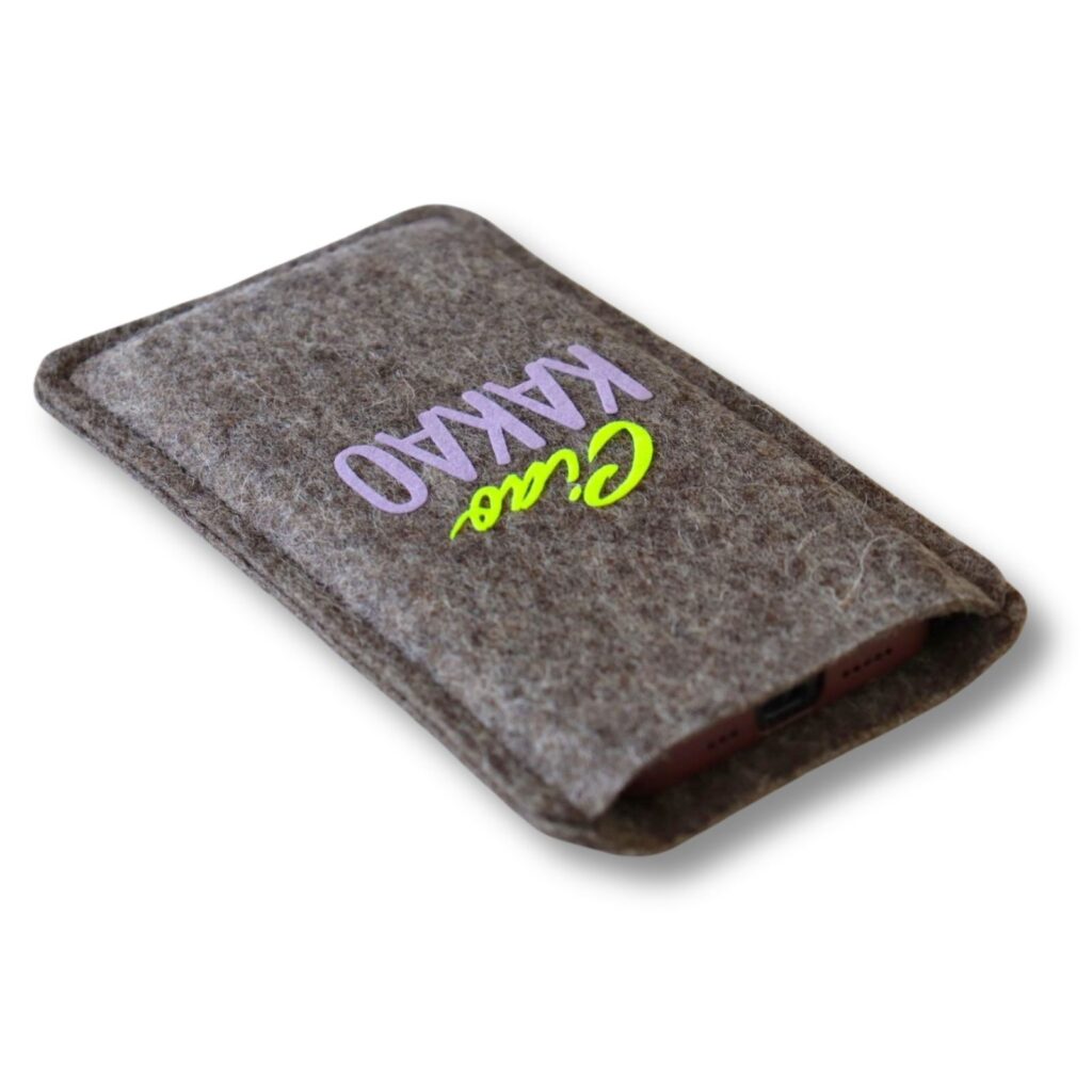 Handytasche aus grauem Filz mit Print "Ciao Kakao"