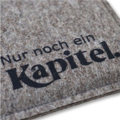 Ebook Reader Hülle aus Filz mit Print "Nur noch ein Kapitel", Detailansicht des Prints