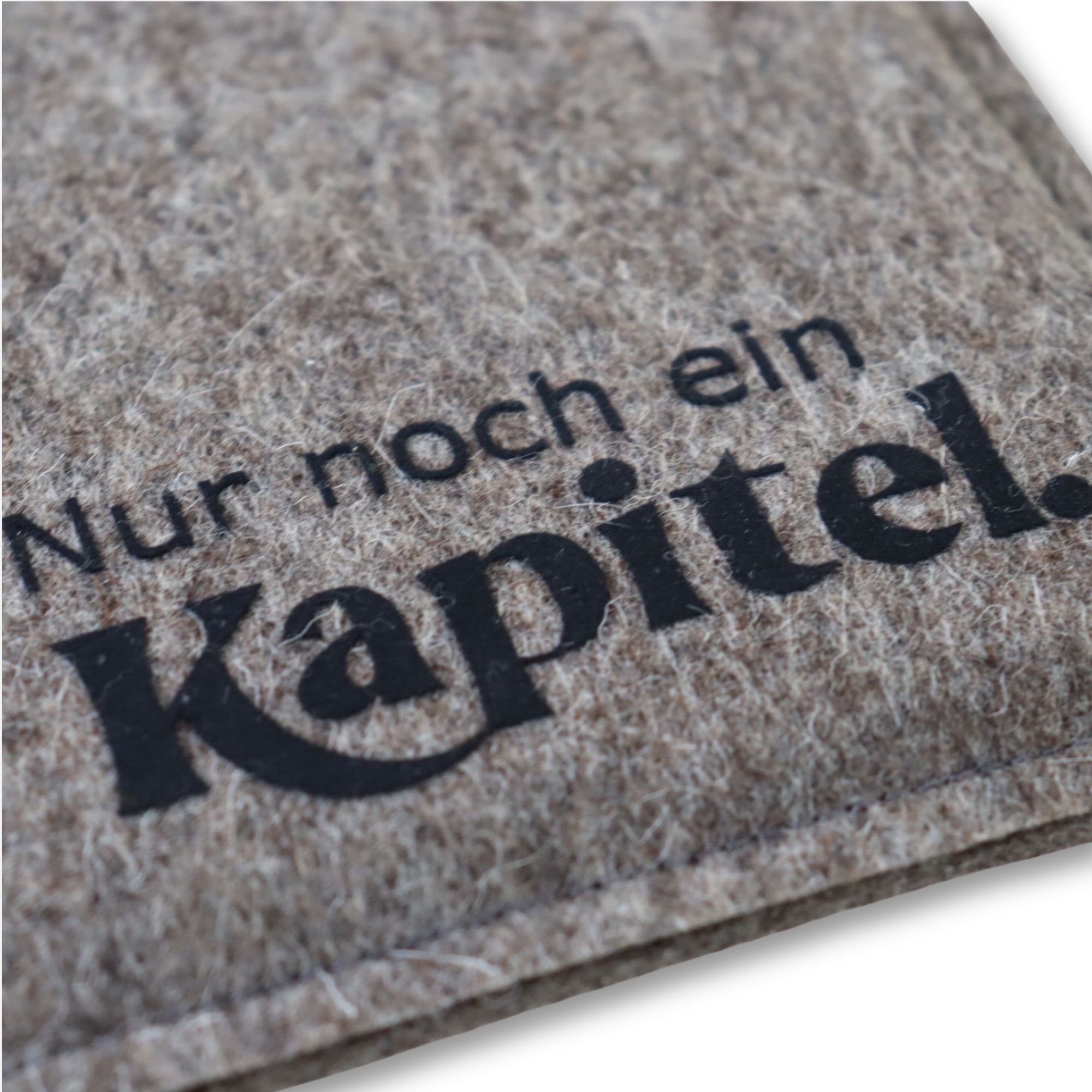 Ebook Reader Hülle aus Filz mit Print "Nur noch ein Kapitel", Detailansicht des Prints