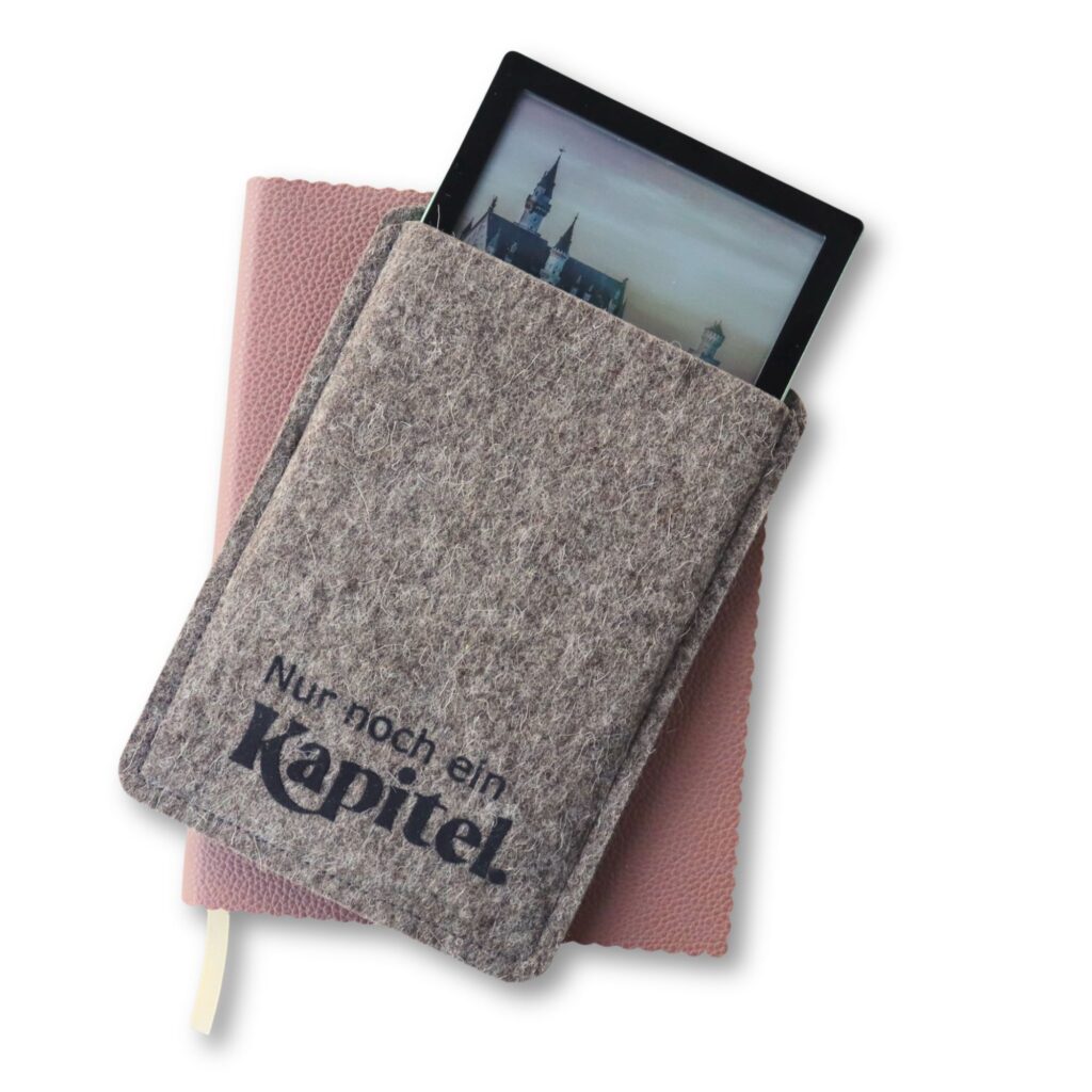 Ebook Reader Hülle aus Filz mit Print "Nur noch ein Kapitel"