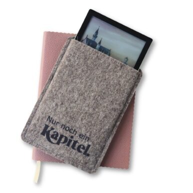 Ebook Reader Hülle aus Filz mit Print "Nur noch ein Kapitel"