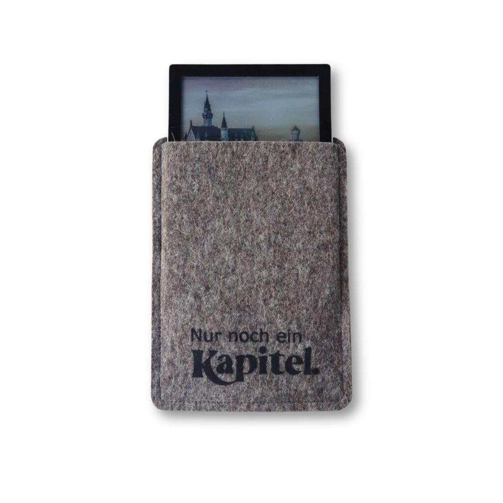 Ebook Reader Hülle aus Filz mit Print "Nur noch ein Kapitel"