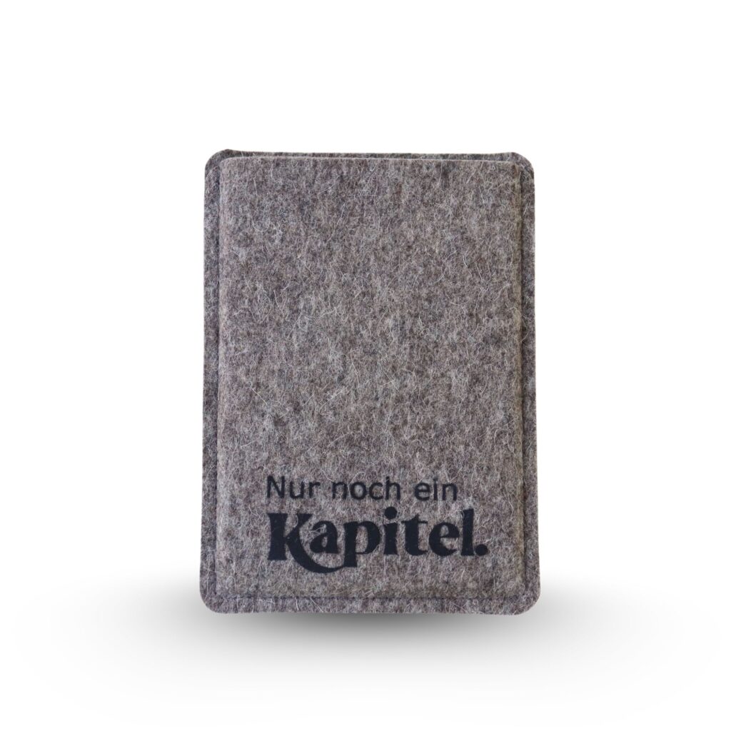 Ebook Reader Hülle aus Filz mit Print "Nur noch ein Kapitel"