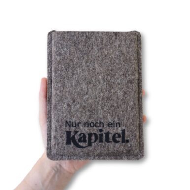 Ebook Reader Hülle aus Filz mit Print "Nur noch ein Kapitel"