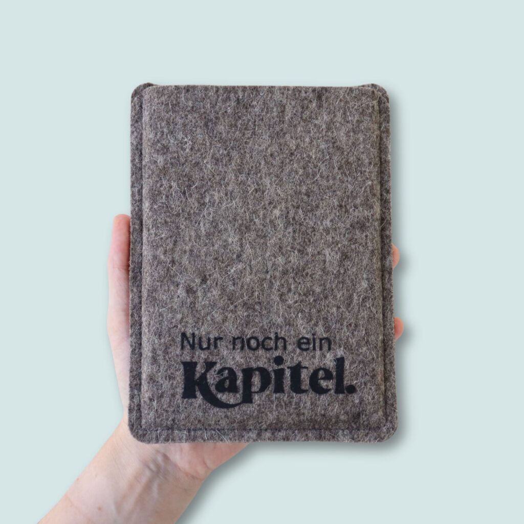 Handyhüllen aus Filz und Kork - maßgeschneidert & handgemacht 4 Ebook Reader Hülle aus Filz - Nur noch ein Kapitel