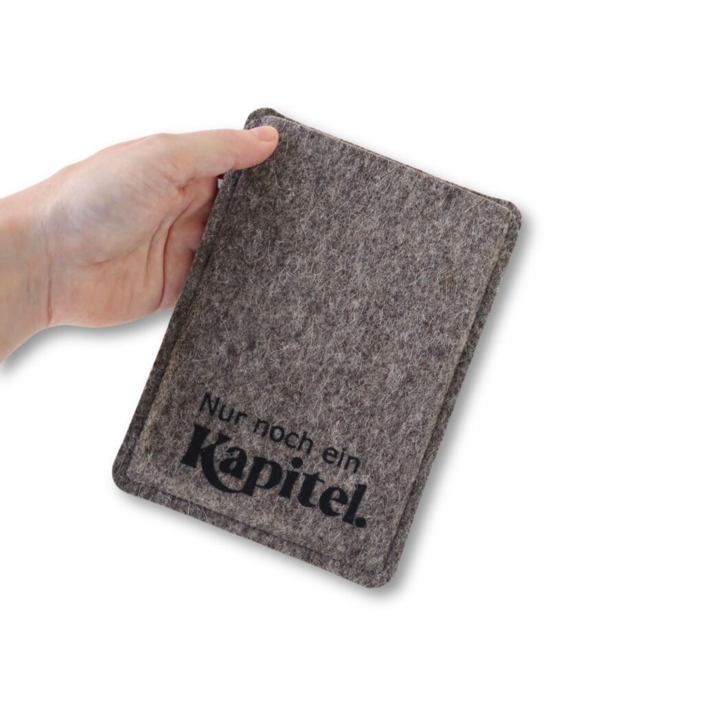 Ebook Reader Hülle aus Filz mit Print "Nur noch ein Kapitel"