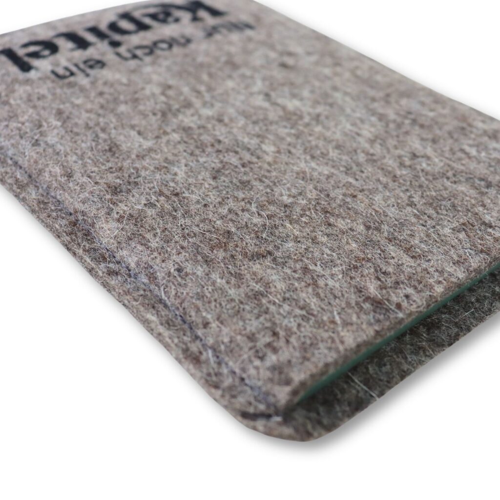 Ebook Reader Hülle aus Filz mit Print "Nur noch ein Kapitel"