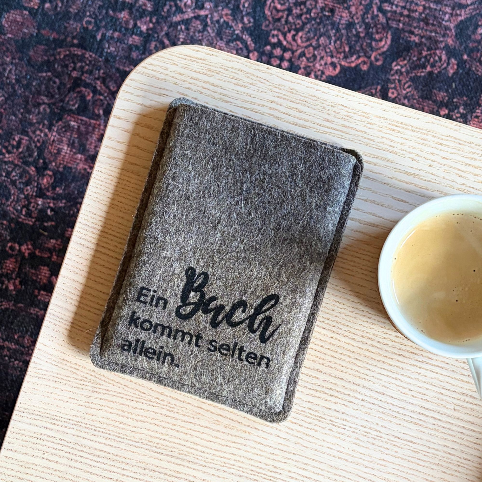 Ereader Hülle aus Filz mit Print "Ein Buch kommt selten allein."