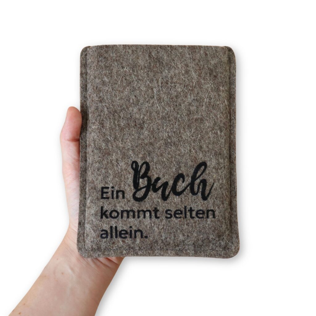 Ereader Hülle aus Filz mit Print "Ein Buch kommt selten allein."
