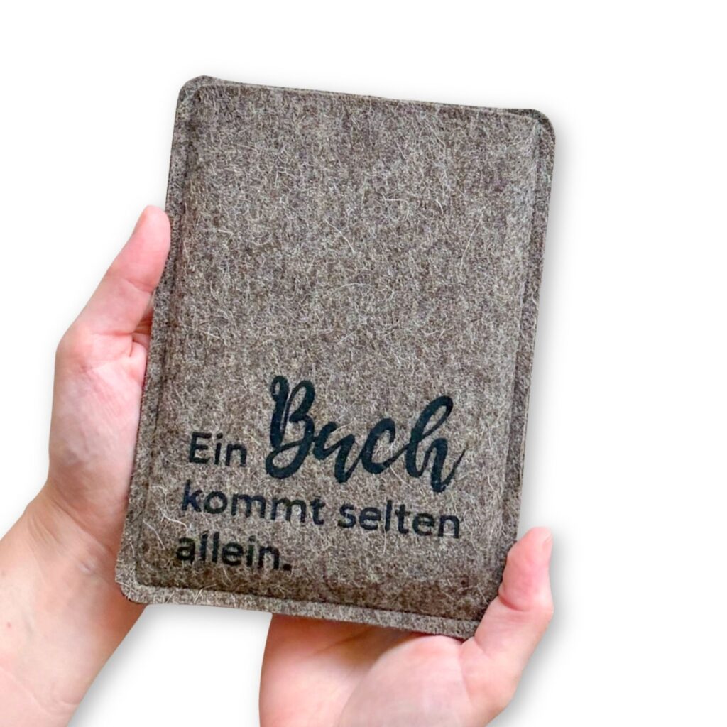 Ereader Hülle aus Filz mit Print "Ein Buch kommt selten allein."